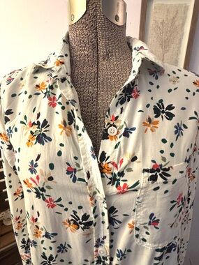 Women's Off White Floral Button Down Longsleeve Shirt XS Collard Buttery Soft